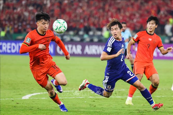 Pha tranh bóng giữa Wang Yudong (trái) của U23 Trung Quốc với Umeki Rei (giữa) của U23 Nhật Bản. Ảnh: THX/TTXVN