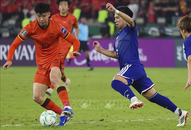 Pha tranh bóng giữa Wang Yudong (trái) của U23 Trung Quốc với Ogura Kosei của U23 Nhật Bản. Ảnh: THX/TTXVN