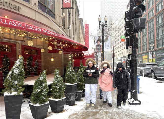 Người dân di chuyển khó khăn trong đợt bão tuyết đầu tiên của mùa Đông ở thành phố Chicago. Ảnh: Ngọc Quang, PV TTXVN tại Mỹ
