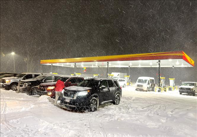 Tuyết phủ kín một trạm xăng tại bang Louisiana, trong đợt bão tuyết đầu tiên của mùa Đông. Ảnh: Ngọc Quang, PV TTXVN tại Mỹ