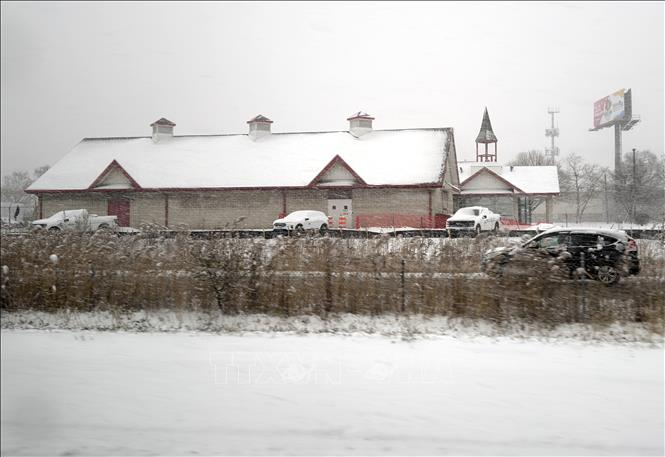 Tuyết phủ kín nhà cửa, xe cộ và đường xá tại bang Louisiana, trong đợt bão tuyết đầu tiên của mùa Đông. Ảnh: Ngọc Quang, PV TTXVN tại Mỹ