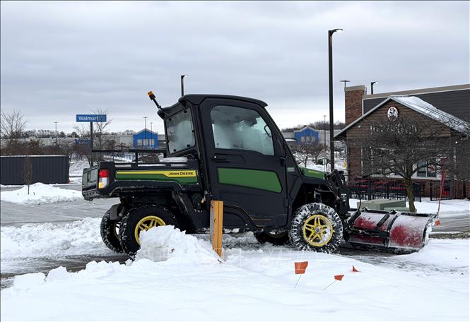 Một xe dọn tuyết hoạt động tại Tây Lafayette, bang Louisiana, trong đợt bão tuyết đầu tiên của mùa Đông. Ảnh: Ngọc Quang, PV TTXVN tại Mỹ