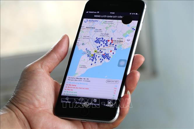 Ứng dụng cài đặt trên điện thoại thông minh để theo dõi môi trường nước, giám sát sâu rầy, quản lý sản xuất… Ảnh: Thanh Hòa- TTXVN