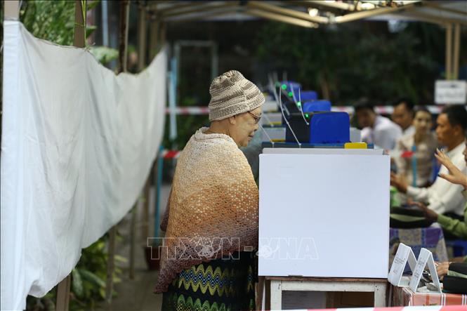 Cử tri bỏ phiếu trong giai đoạn 3 của cuộc tổng tuyển cử tại Yangon, Myanmar, ngày 25/1/2026. Ảnh: THX/TTXVN