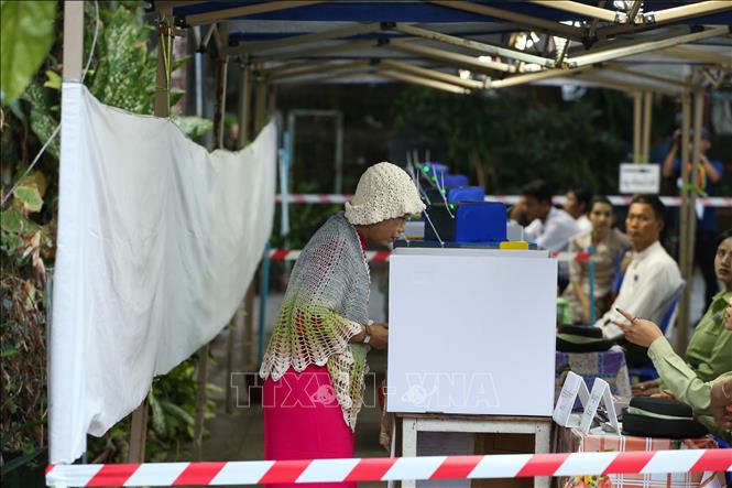 Cử tri bỏ phiếu trong giai đoạn 3 của cuộc tổng tuyển cử tại Yangon, Myanmar, ngày 25/1/2026. Ảnh: THX/TTXVN