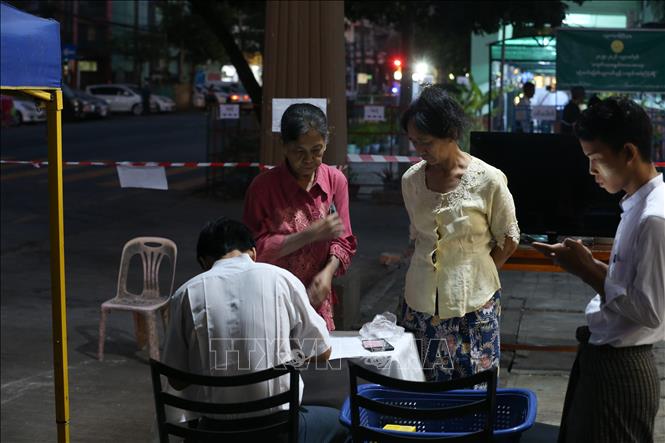 Cử tri bỏ phiếu trong giai đoạn 3 của cuộc tổng tuyển cử tại Yangon, Myanmar, ngày 25/1/2026. Ảnh: THX/TTXVN