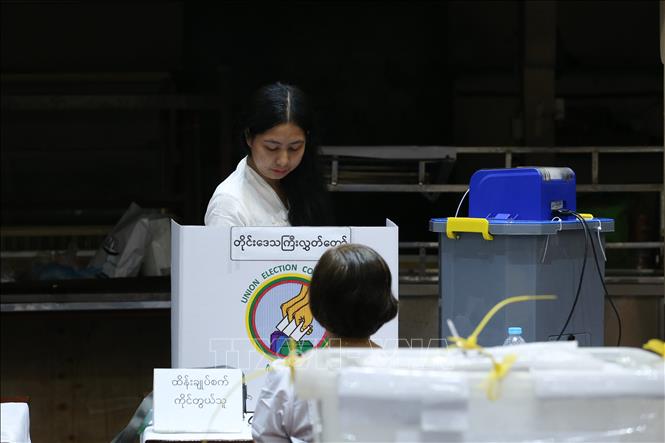 Cử tri bỏ phiếu trong giai đoạn 3 của cuộc tổng tuyển cử tại Yangon, Myanmar, ngày 25/1/2026. Ảnh: THX/TTXVN