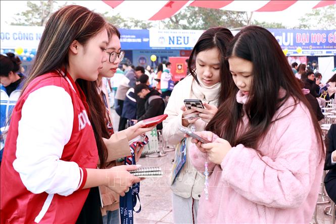 Cung cấp thông tin tuyển sinh cho học sinh tại Ninh Bình. Ảnh: Nguyễn Lành - TTXVN 