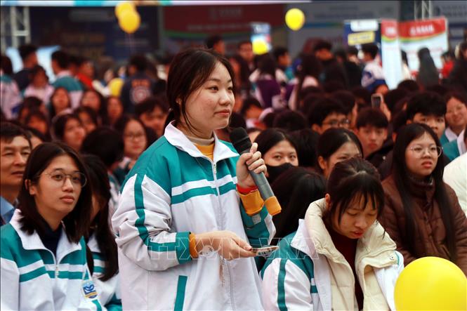 Học sinh Ninh Bình đặt câu hỏi cho các nhà quản lý. Ảnh: Nguyễn Lành - TTXVN 