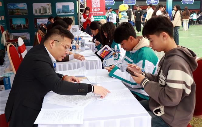 Tư vấn, cung cấp các thông tin tuyển sinh của các trường đại học đến học sinh tại Ninh Bình. Ảnh: Nguyễn Lành - TTXVN 