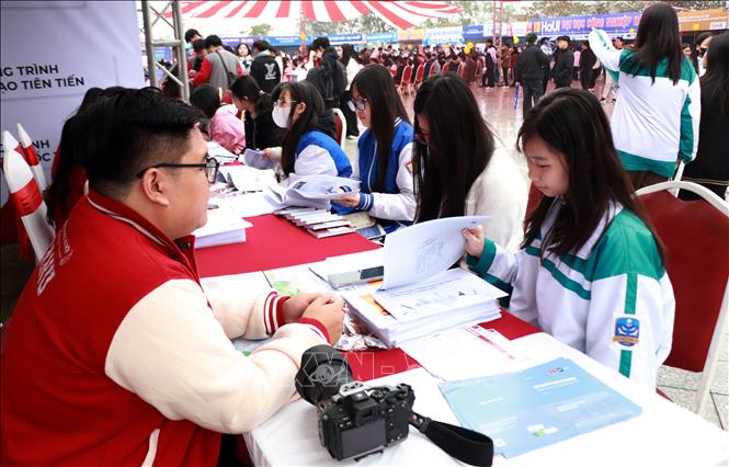 Tư vấn, cung cấp các thông tin tuyển sinh của các trường đại học đến học sinh tại Ninh Bình. Ảnh: Nguyễn Lành - TTXVN 