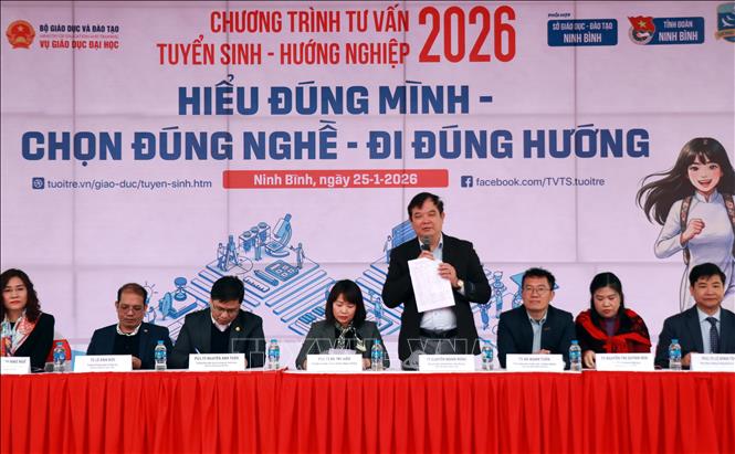 Tiến sĩ Nguyễn Mạnh Hùng, Vụ Giáo dục đại học (Bộ Giáo dục và Đào tạo) chia sẻ  những điểm cần lưu ý về kỳ thi tốt nghiệp trung học phổ thông và tuyển sinh năm 2026. Ảnh: Nguyễn Lành - TTXVN 