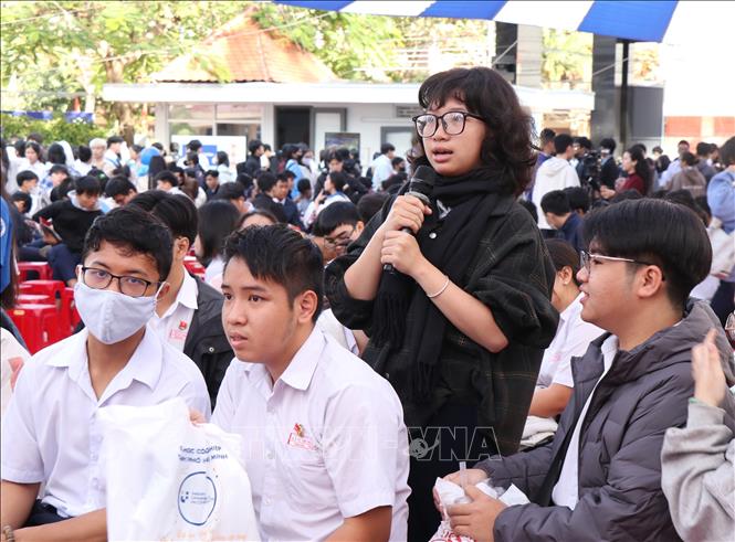 Học sinh Trường Trung học phổ thông trên địa bàn tỉnh Khánh Hòa đặt câu hỏi tư vấn về ngành nghề 