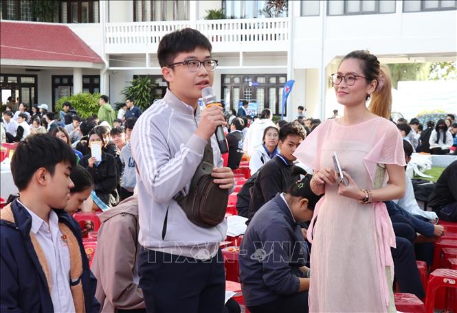 Học sinh tỉnh Khánh Hòa tham gia đặt câu hỏi cho ban tổ chức về ngành nghề liên quan đến trường  đào tạo các ngành Bách khoaẢnh: Phan Sáu - TTXVN