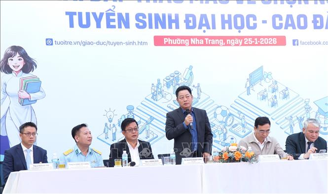 Đại diện Ban tư vấn tuyển sinh của Chương trình thông tin về các nội dung câu hỏi của học sinh liên quan lĩnh vực hàng thông. Ảnh: Phan Sáu - TTXVN