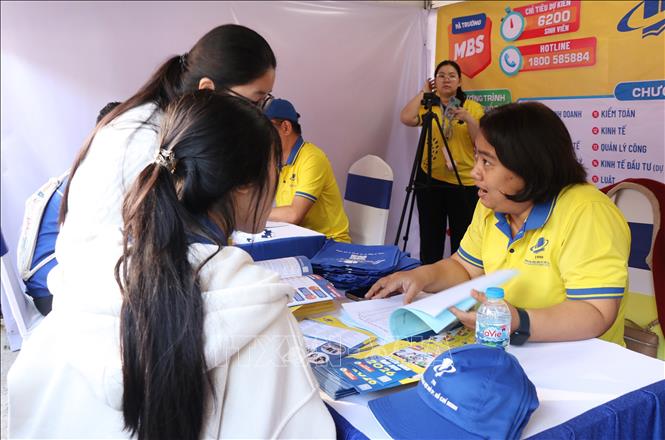 Trường Đại học Mở Thành phố Hồ Chí Minh tư vấn cho các em học sinh ở gian hàng tư vấn của Chương trình. Ảnh: Phan Sáu - TTXVN