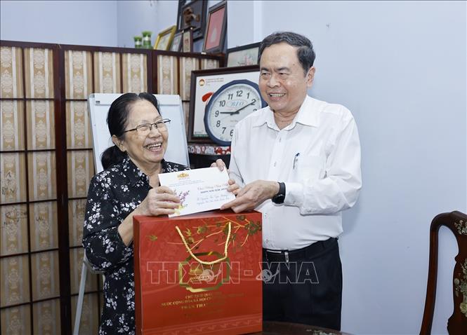 Chủ tịch Quốc hội Trần Thanh Mẫn đến thăm, chúc Tết GS.BS Nguyễn Thị Ngọc Phượng, nguyên Phó Chủ tịch Quốc hội khóa VIII, Đại biểu Quốc hội các khóa VII, VIII, IX. Ảnh: Doãn Tấn - TTXVN