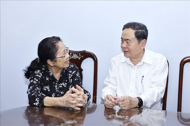 Chủ tịch Quốc hội Trần Thanh Mẫn đến thăm, chúc Tết GS.BS Nguyễn Thị Ngọc Phượng, nguyên Phó Chủ tịch Quốc hội khóa VIII, Đại biểu Quốc hội các khóa VII, VIII, IX. Ảnh: Doãn Tấn - TTXVN