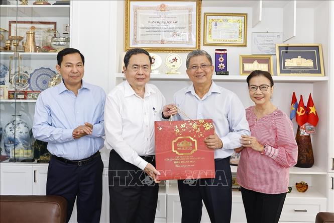 Chủ tịch Quốc hội Trần Thanh Mẫn đến thăm, chúc Tết đồng chí Nguyễn Văn Giàu, nguyên Chủ nhiệm Ủy ban Đối ngoại của Quốc hội. Ảnh: Doãn Tấn - TTXVN