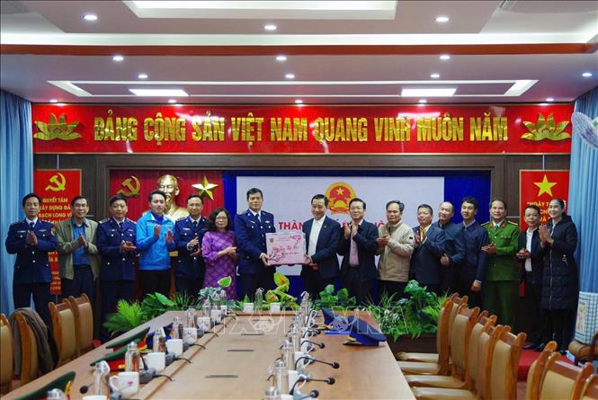 Thượng tá Trương Văn Hùng, Phó Chính ủy Vùng CSB 1 cùng đoàn công tác chúc Tết Đảng bộ, chính quyền đặc khu Bạch Long Vĩ. Ảnh: TTXVN phát