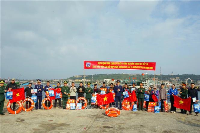 Tặng quà Tết, cờ Tổ quốc cho bà con ngư dân tại đặc khu Bạch Long Vĩ. Ảnh: TTXVN phát
