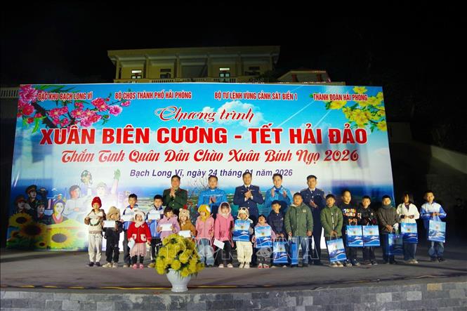 Tặng quà cho các cháu học sinh của đặc khu Bạch Long Vĩ. Ảnh: TTXVN phát