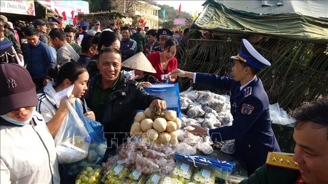 Phiên chợ 0 đồng phục vụ bà con nhân dân đặc khu Bạch Long Vĩ sắm Tết. Ảnh: TTXVN phát