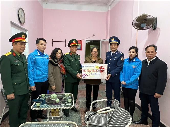 Đoàn công tác tặng quà Tết cho gia đình chính sách tại đặc khu Bạch Long Vĩ. Ảnh: TTXVN phát