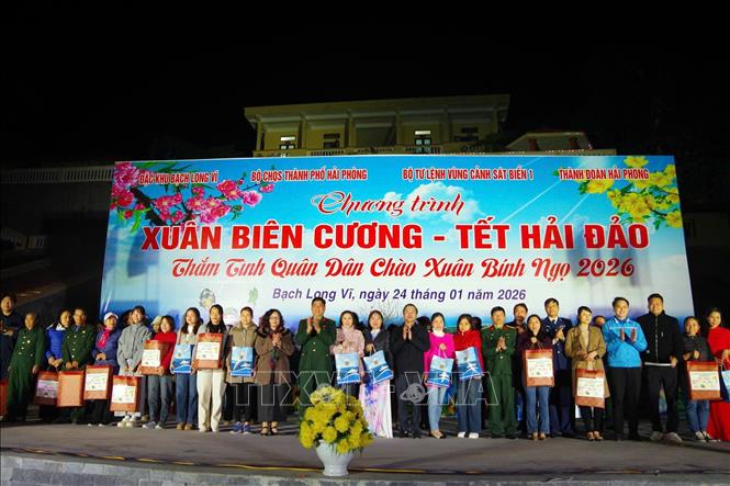 Các đại biểu tặng quà Tết cho bà con nhân dân đặc khu Bạch Long Vĩ. Ảnh: TTXVN phát