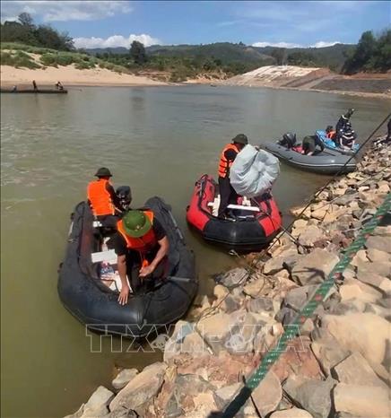 Cháu bé được tìm thấy trên sông Sê Pôn sau gần 3 ngày tìm kiếm. Ảnh: TTXVN phát