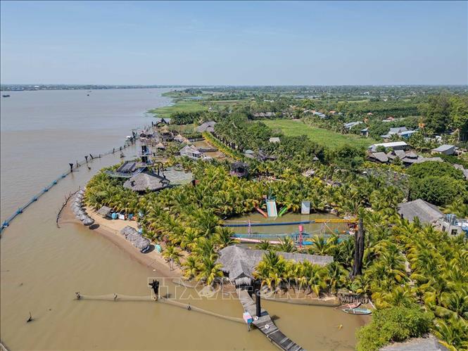 Xã Cù Lao Giêng có diện tích 68,92 km2, dân số 70.372 người, thành lập trên cơ sở nhập 3 xã cũ (Tấn Mỹ, Mỹ Hiệp và Bình Phước Xuân). Ảnh: Khánh Hoà – TTXVN 