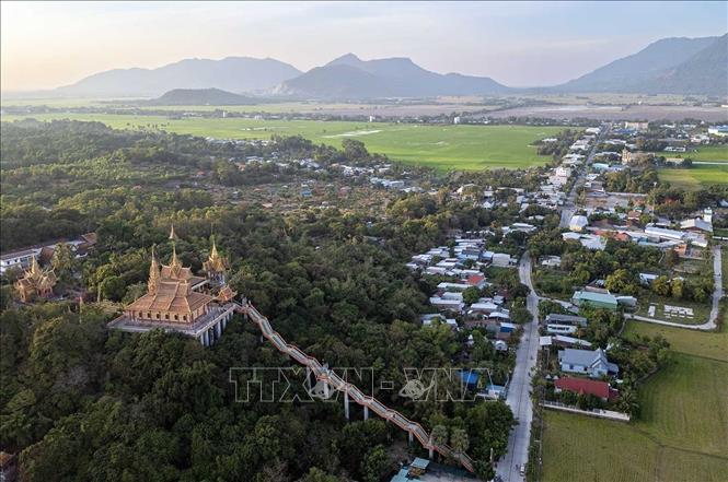 Xã Tri Tôn có diện tích 73,14 km2, dân số 50.716 người, thành lập trên cơ cở nhập 3 đơn hành chính cũ (thị trấn Tri Tôn, xã Núi Tô và xã Châu Lăng). Ảnh: Khánh Hoà – TTXVN 