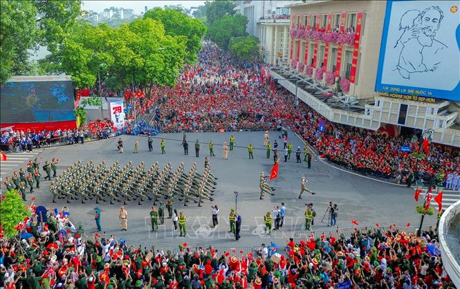 Đoàn diễu binh đi qua khu vực hồ Hoàn Kiếm trong sự chào đón của nhân dân. Ảnh: Phan Phương – TTXVN