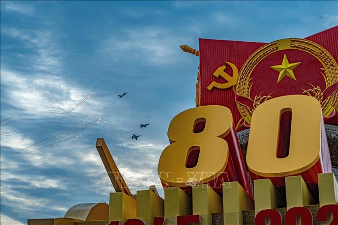 Màn biểu diễn của biên đội máy bay trên bầu trờ Hà Nội tại buổi lễ. Ảnh: Phạm Tuấn Anh - TTXVN