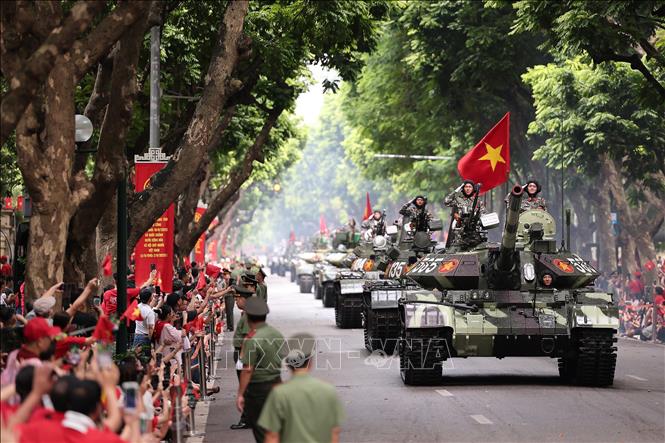 Khối xe Tăng thiết giáp diễu binh trên đường phố Hà Nội trong sự chào đón nồng nhiệt của người dân. Ảnh: Lê Đông - TTXVN