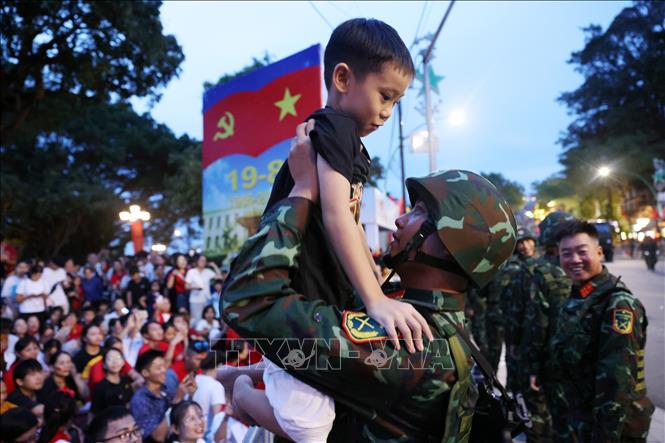 Tình cảm quân - dân. Ảnh: Quốc Khánh-TTXVN