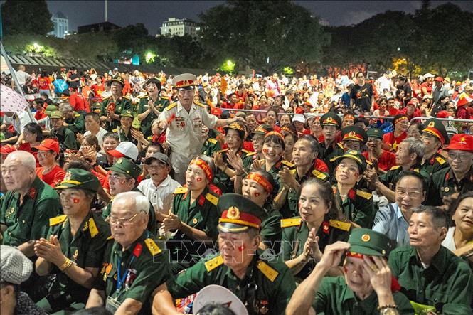 Rất đông cựu chiến binh có mặt tại khu vực quanh Quảng trường Ba Đình từ rất sớm để chờ xem Lễ diễu binh, diễu hành. Ảnh: Quốc Khánh-TTXVN