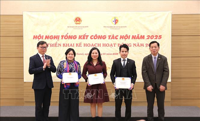 Đại sứ Vũ Hồ (ngoài cùng bên phải) trao bằng khen cho các chi hội người Việt. Ảnh Khánh Vân - TTXVN tại Hàn Quốc
