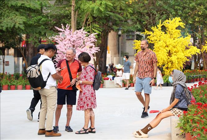 Người dân TP. Hồ Chí Minh thụ hưởng không gian công viên khu đất số 8 Võ Văn Tần vừa được bàn giao cho phường Xuân Hòa. Ảnh: Hồng Đạt - TTXVN