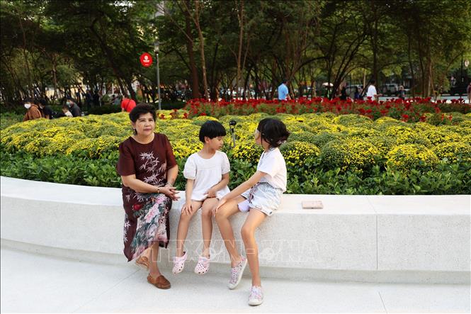 Người dân TP. Hồ Chí Minh thụ hưởng không gian công viên khu đất số 8 Võ Văn Tần vừa được bàn giao cho phường Xuân Hòa. Ảnh: Hồng Đạt - TTXVN