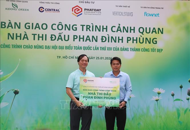 Nghi thức bàn giao công trình cảnh quan nhà thi đấu Phan Đình Phùng cho đại diện lãnh đạo phường Xuân Hòa. Ảnh: Hồng Đạt - TTXVN