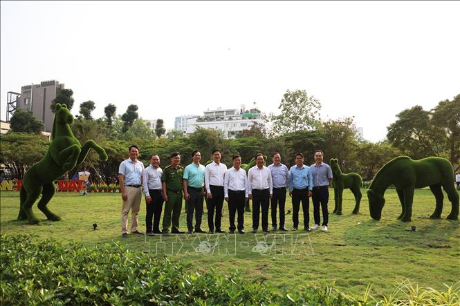 Lãnh đạo UBND TP. Hồ Chí Minh, lãnh đạo phường Xuân Hòa cùng đơn vị nhà thầu trong khuôn viên vườn hoa khu đất số 8 Võ Văn Tần vừa hoàn thiện phục vụ người dân. Ảnh: Hồng Đạt - TTXVN