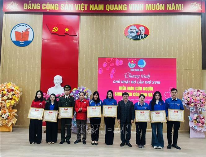 Ban Tổ chức đã trao Bằng khen của Ban Chấp hành Tỉnh đoàn Thanh Hóa cho các tập thể, cá nhân có thành tích xuất sắc trong tuyên truyền, vận động tham gia Ngày hội hiến máu tình nguyện “Chủ nhật đỏ” năm 2026. Ảnh: Nguyễn Nam-TTXVN/Phát