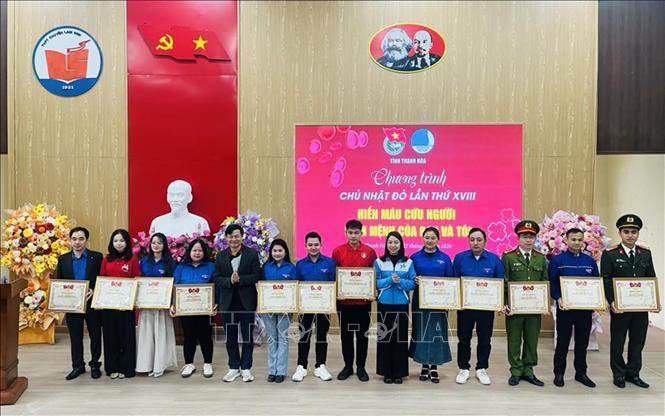Ban Tổ chức đã trao Bằng khen của Ban Chấp hành Tỉnh đoàn Thanh Hóa cho các tập thể, cá nhân có thành tích xuất sắc trong tuyên truyền, vận động tham gia Ngày hội hiến máu tình nguyện “Chủ nhật đỏ” năm 2026. Ảnh: Nguyễn Nam-TTXVN/Phát