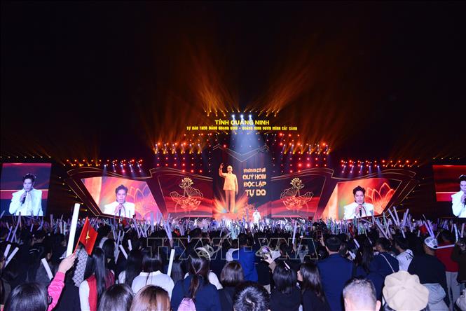 Concert “Tự hào theo Đảng quang vinh - Quảng Ninh vươn mình cất cánh” đã thu hút hàng vạn khán giả. Ảnh: Thanh Vân-TTXVN 