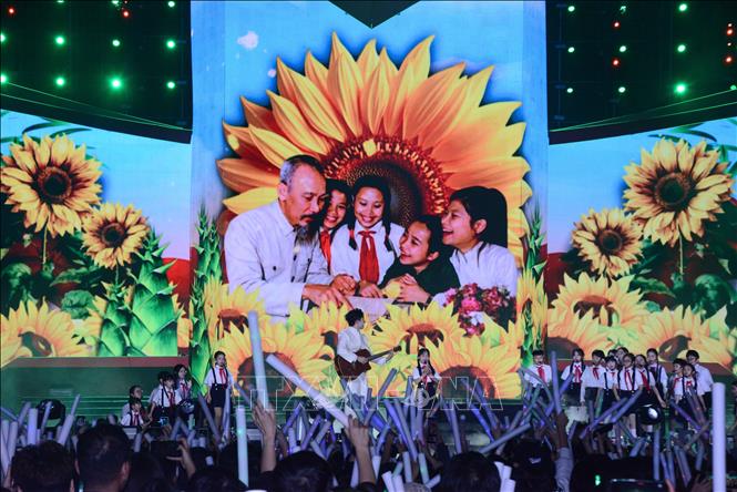 Các ca khúc về Đảng, Bác Hồ được dàn dựng hoành tráng. Ảnh: Thanh Vân-TTXVN 