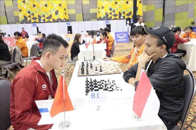Kỳ thủ Đào Tuấn Kiệt (trái) giành HCV Cờ chớp cá nhân nam B1. Ảnh: TTXVN phát