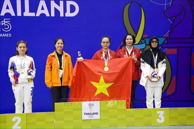 Trưởng đoàn Lê Thị Hoàng Yến chia vui với kỳ thủ Trần Ngọc Loan giành HCV Cờ nhanh đơn nữ B1. Ảnh: TTXVN phát 