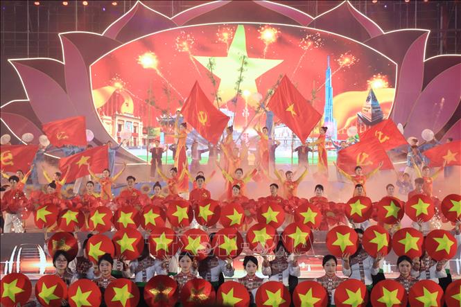 Màn khai từ cho Chương trình nghệ thuật “Tự hào tiến bước dưới cờ Đảng quang vinh”. Ảnh: Đinh Thùy - TTXVN