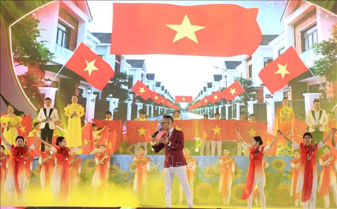 Hình ảnh lá cờ đỏ sao vàng - biểu tượng thiêng liêng của độc lập, tự do và khát vọng dân tộc được thể hiện qua các tiết mục văn nghệ.  Ảnh: Đinh Thùy - TTXVN
